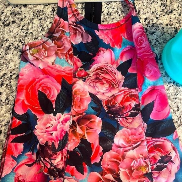 lululemon SECRET GARDEN Lightened Up Singlet - no size, most likely 4 - Picture 3 of 10